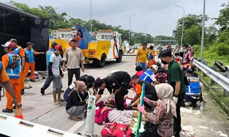 Sejumlah korban kecelakaan Bus Brimob saat dievakasi di lokasi kejadian. (Istimewa)