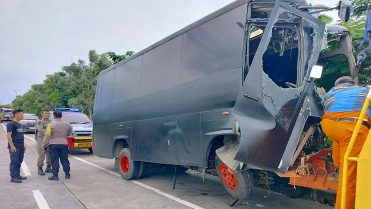 Kondisi bus brimob yang alami kecelakaan di Tol Pandaan-Malang, Sabtu (1/2). Bus itu muat rombongan SMAN 1 Por