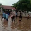 Hujan deras yang mengguyur Kabupaten Karawang, Jawa Barat, mengakibatkan puluhan sekolah terendam banjir (Foto