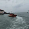 Tim SAR saat lakukan proses pencarian ABK hilang di Perairan Selat Sunda, Minggu (2/2/2025).