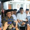 Adhy Karyono Pj Gubernur Jatim saat takziah ke salah satu rumah korban siswa SMPN 7 Mojokerto yang terseret om