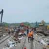 Proses perbaikan rel di jalur rel di perlintasan KA antara Stasiun Gubug dan Stasiun Karangjati, di Kabupaten