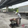 Pekerjaan rekonstruksi jalan di ruas Tol Jakarta-Cikampek oleh pekerja PT Jasamarga Transjawa Tol. ANTARA/Prad