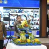 Menteri Imipas Agus Andrianto (tengah) memotong tumpeng pada peringatan HBI ke-75 di Jakarta, Jumat (31/1/2025