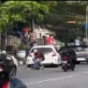 angkapan layar video perkelahian antar pengemudi mobil di Jalan Soekarno-Hatta, Blotongan, Kota Salatiga, Jawa