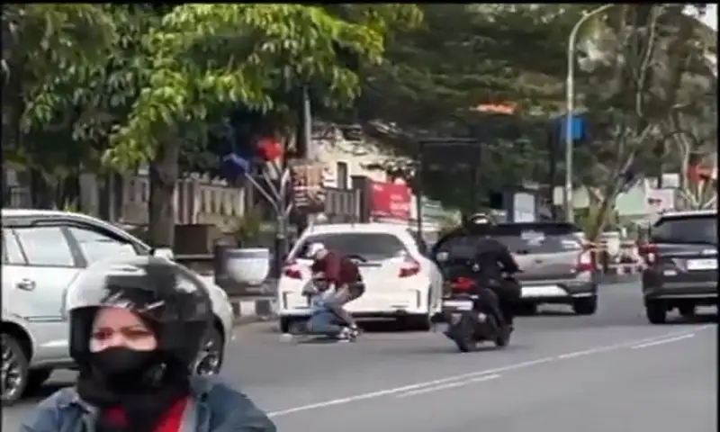 angkapan layar video perkelahian antar pengemudi mobil di Jalan Soekarno-Hatta, Blotongan, Kota Salatiga, Jawa