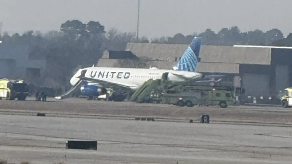 Sebuah penerbangan United Airlines menuju Bandara LaGuardia New York dievakuasi setelah api terlihat keluar da