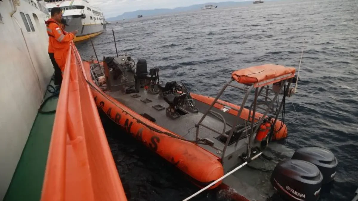 Speedboat RIB 04 milik Basarnas Ternate membawa 11 orang tim SAR gabungan meledak saat berlayar menuju operasi