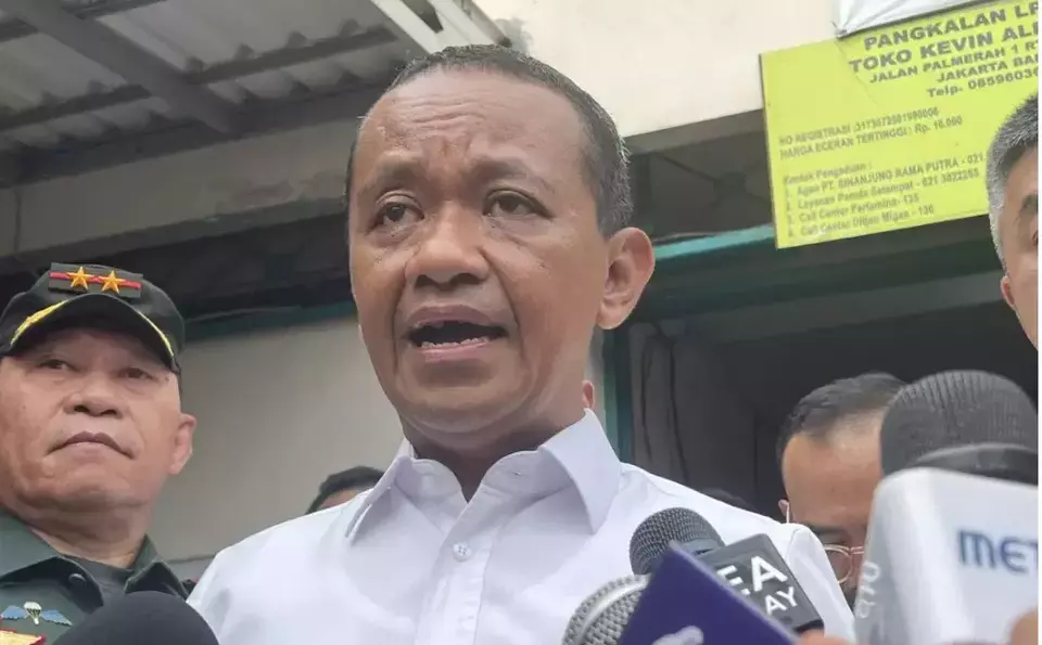 Menteri Energi dan Sumber Daya Mineral (ESDM) Bahlil Lahadalia memberi keterangan setelah menyidak salah satu