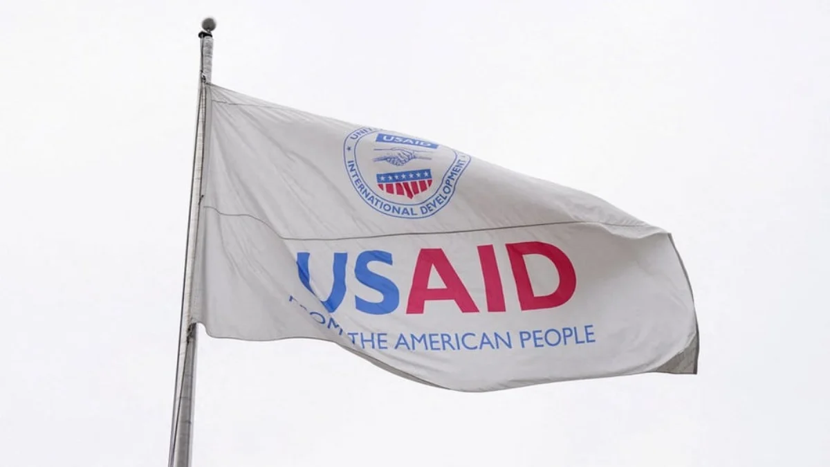 Bendera USAID berkibar di luar, saat gedung USAID tertutup bagi karyawan setelah sebuah memo dikeluarkan yang