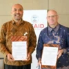 Jeff Cohen, Direktur Misi USAID Indonesia, dan Scenaider Siahaan, Deputi Menteri Pendanaan Pembangunan Bappena