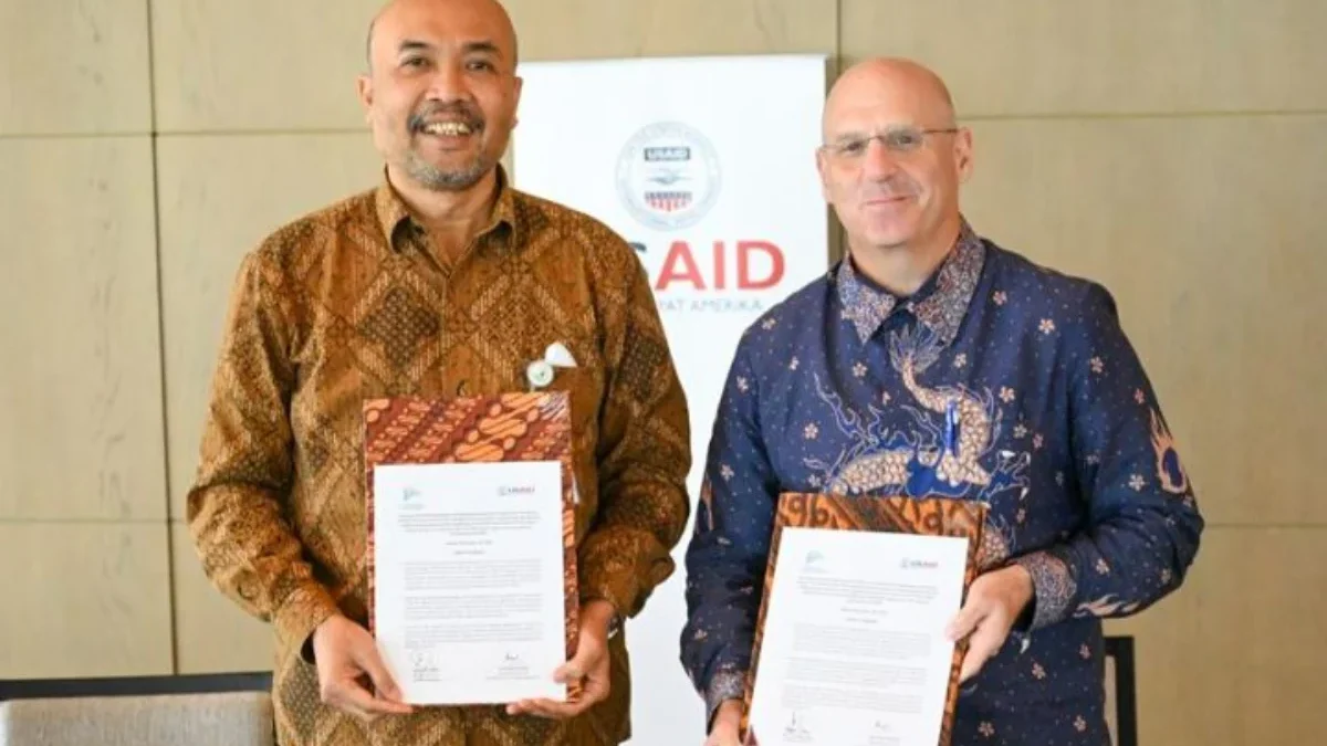 Jeff Cohen, Direktur Misi USAID Indonesia, dan Scenaider Siahaan, Deputi Menteri Pendanaan Pembangunan Bappena