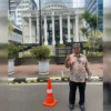 Calon Bupati Cirebon nomor urut 02, Imron berpose 4 jari di depan gedung MK, Jakarta.* (Foto: Istimewa)