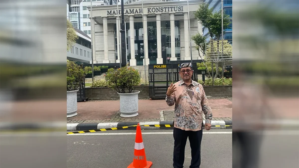 Calon Bupati Cirebon nomor urut 02, Imron berpose 4 jari di depan gedung MK, Jakarta.* (Foto: Istimewa)