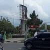 Seng papan reklame yang membahayakan di Tugu Air Mancur Taman Kedawung Cirebon dilepas (Dok. Istimewa)