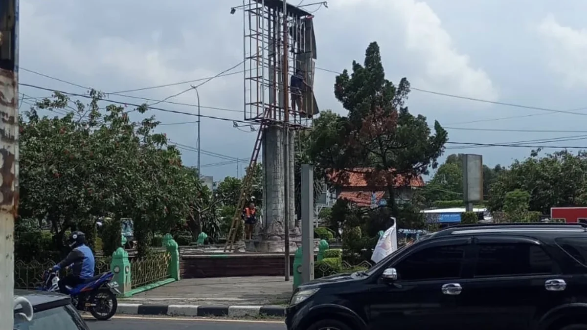 Seng papan reklame yang membahayakan di Tugu Air Mancur Taman Kedawung Cirebon dilepas (Dok. Istimewa)