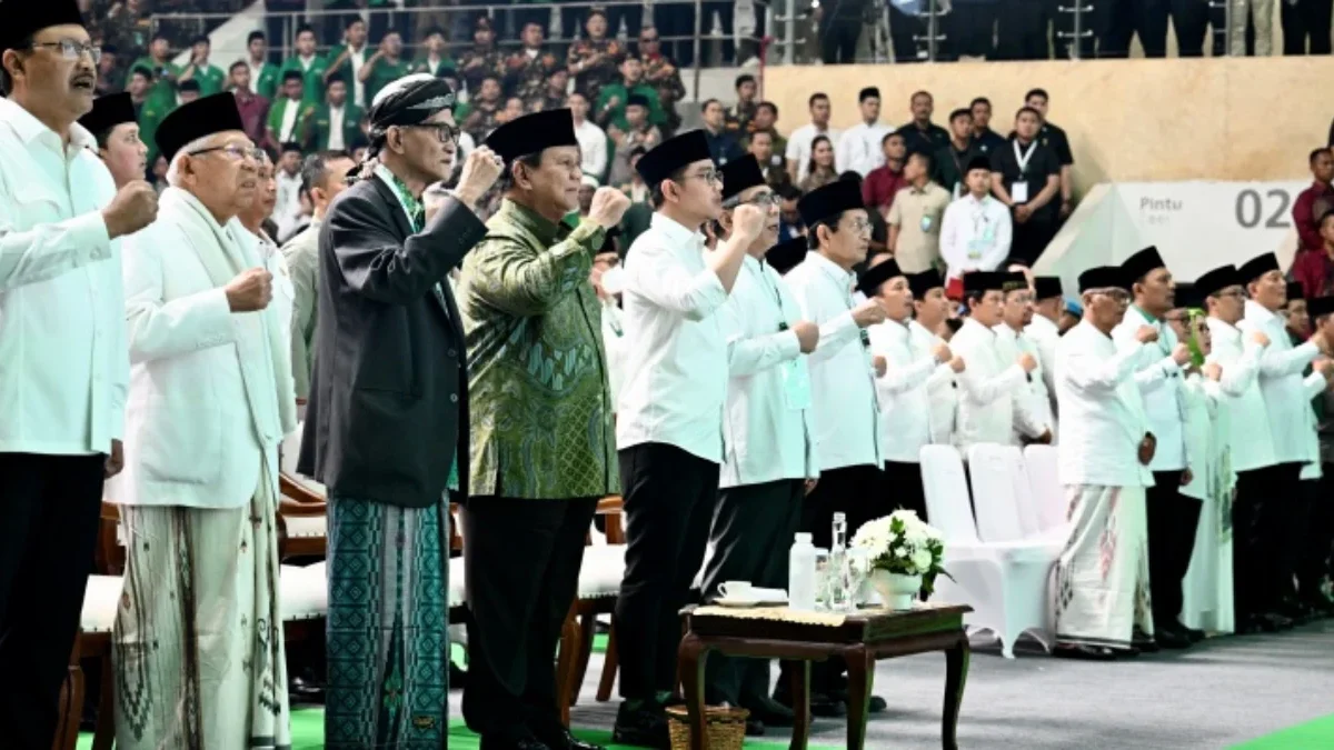 Presiden Prabowo Subianto berdiri di samping Rais Aam PBNU Miftachul Akhyar di perayaan puncak hari lahir (har