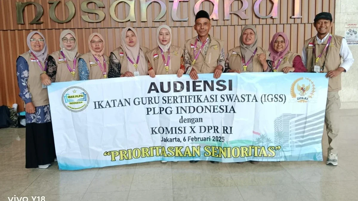 Sejumlah guru yang tergabung dalam Ikatan Guru Sertifikasi Swasta Pendidikan dan Latihan Profesi Guru (IGSS PL