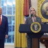 Jaksa Agung Pam Bondi berbicara setelah dilantik oleh Hakim Agung Clarence Thomas, di Ruang Oval Gedung Putih,