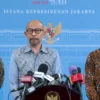 Anggota Dewan Ekonomi Nasional (DEN) Chatib Basri dalam konferensi pers di Istana Kepresidenan Jakarta, Kamis