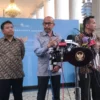 Anggota Dewan Ekonomi Nasional (DEN) Chatib Basri dalam konferensi pers di Istana Kepresidenan Jakarta, Kamis