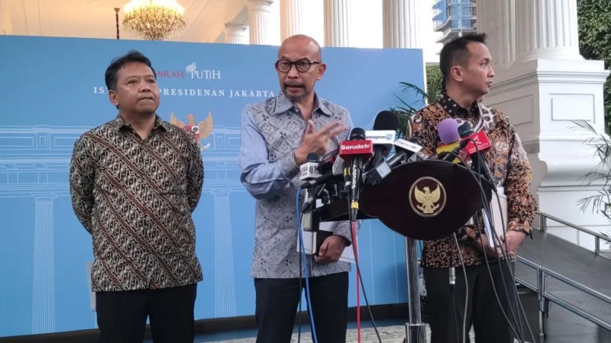 Anggota Dewan Ekonomi Nasional (DEN) Chatib Basri dalam konferensi pers di Istana Kepresidenan Jakarta, Kamis