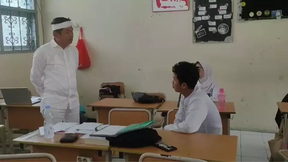 Gubernur Jawa Barat terpilih Dedi Mulyadi saat berkunjung ke SMAN 7 Cirebon, Jumat (7/2/2025)