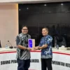 Pihak Pemkot Salatiga saat menyerahkan cindera mata kepada pihak Dinkes Makassar saat kunjungannya ke Makassar