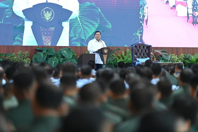 Presiden Prabowo Subianto di Depan para komandan satuan dari tiga matra TNI. [Foto : Biro Pers Sekretariat Pre