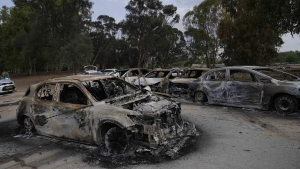 Mobil-mobil yang hancur terlihat di lokasi pesta rave dekat Kibbutz Reim, dekat pagar perbatasan Jalur Gaza, p