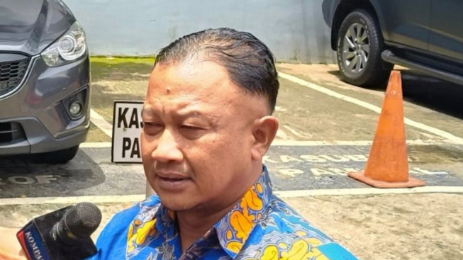 Komisioner Komisi Kepolisian Nasional Muhammad Choirul Anam memberikan keterangan pers pada sidang Komisi Kode