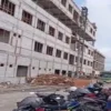 Lokasi kejadian jatuhnya crain pada proyek pembangunan RS PKU Muhammadiyah Blora masih menjadi tontonan warga.