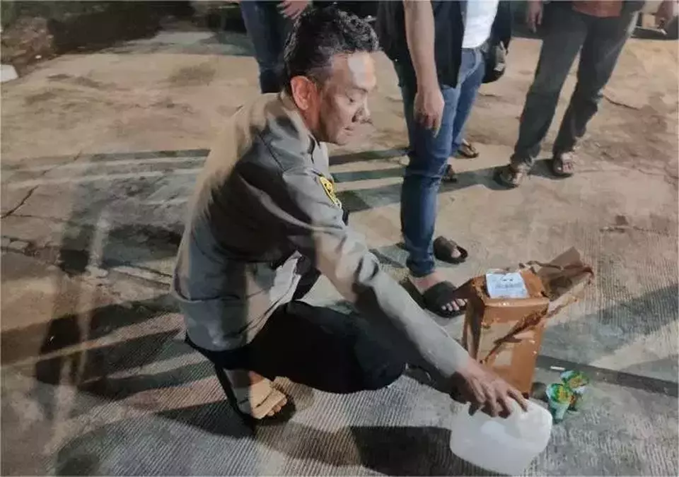 Kapolsek Mande, Cianjur, Jawa Barat AKP Dadeng saat mengamankan barang bukti alkohol murni yang dipakai pesta