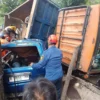 Truk berisi batu terguling di Pelabuhan Ratu Sukabumi menimpa mobil Isuzu Panther menyebabkan 4 orang tewas.