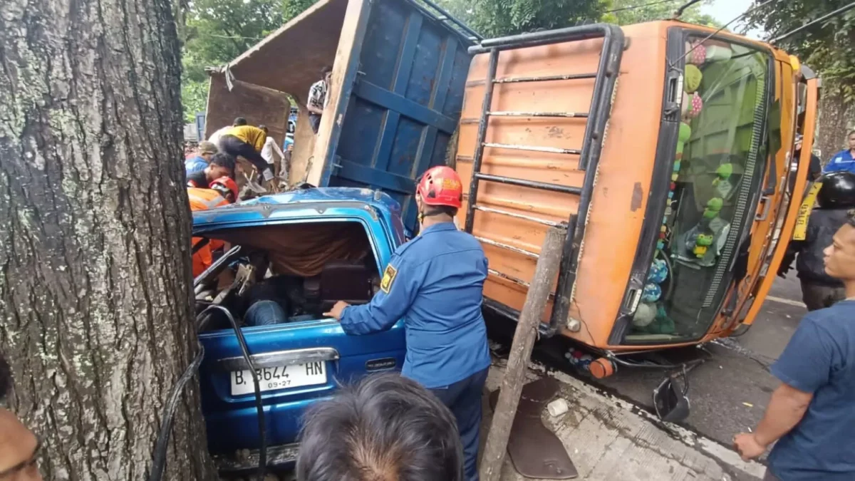 Truk berisi batu terguling di Pelabuhan Ratu Sukabumi menimpa mobil Isuzu Panther menyebabkan 4 orang tewas.