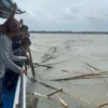 TNI AL membongkar pagar laut di wilayah Tanjung Pasir, Tangerang, Banten, Selasa (11/2/2025). Foto: Dispenal