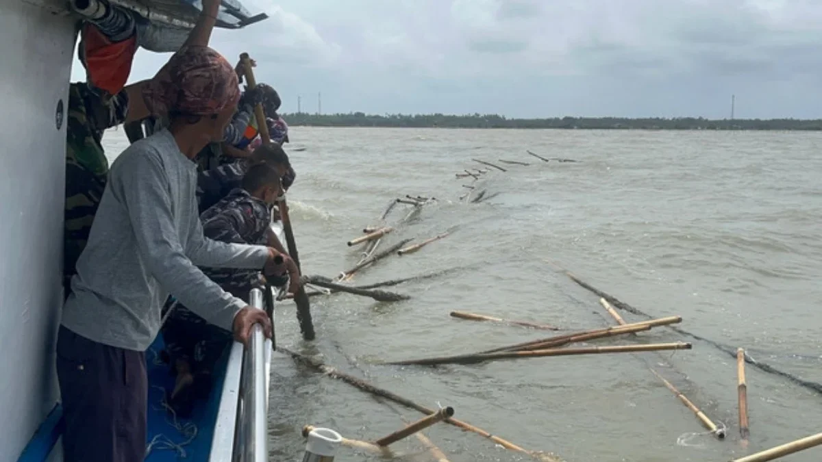 TNI AL membongkar pagar laut di wilayah Tanjung Pasir, Tangerang, Banten, Selasa (11/2/2025). Foto: Dispenal