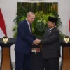 Presiden Prabowo Subianto (kanan) berjabat tangan dengan Presiden Turki Recep Tayyip Erdogan saat menyampaikan