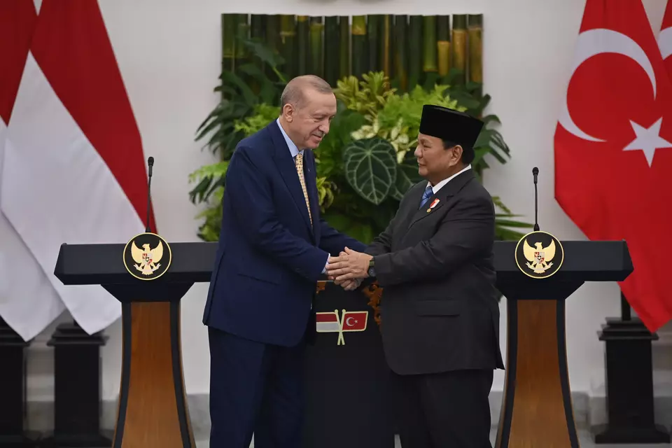 Presiden Prabowo Subianto (kanan) berjabat tangan dengan Presiden Turki Recep Tayyip Erdogan saat menyampaikan