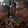 Tim kuasa hukum Sekjen PDIP Hasto Kristiyanto, Maqdir Ismail (kiri) dan Todung Mulya Lubis memberi pernyataan