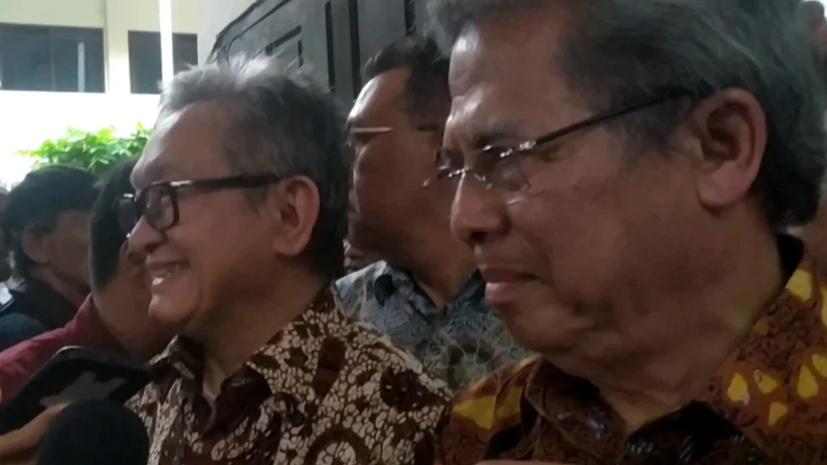 Tim kuasa hukum Sekjen PDIP Hasto Kristiyanto, Maqdir Ismail (kiri) dan Todung Mulya Lubis memberi pernyataan