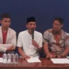 Kepala Desa (Kades) Kohod Arsin bin Asip, didampingi kuasa hukum Yunihar dalam konferensi pers terkait pagar l