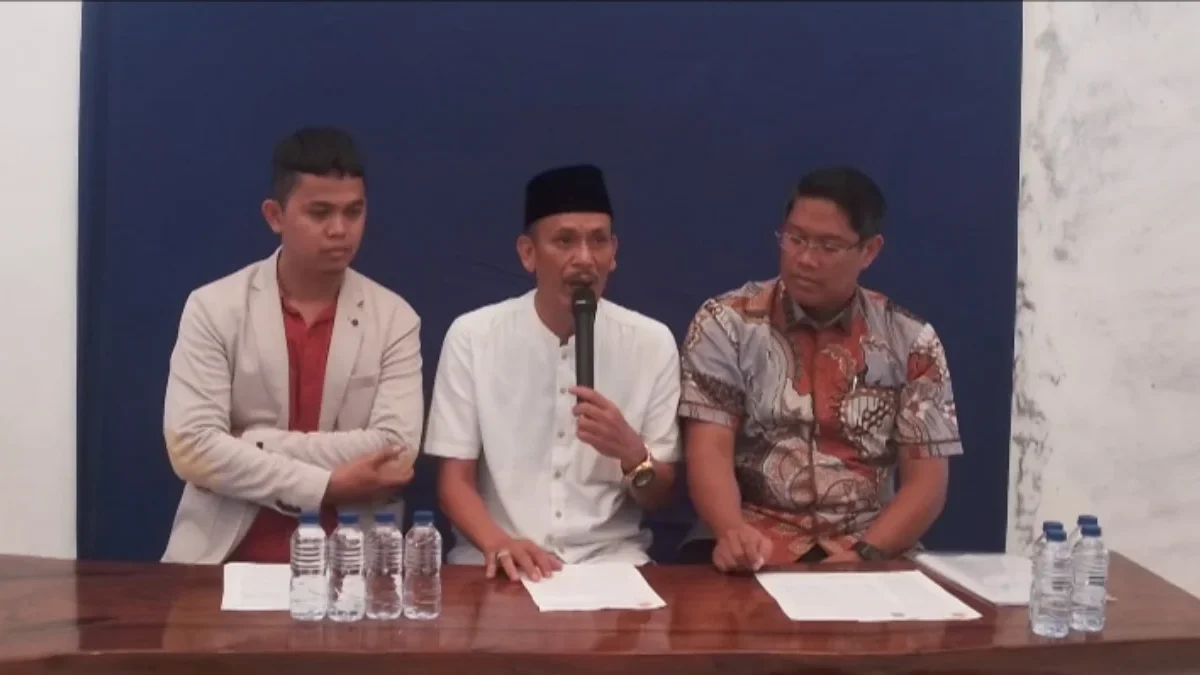 Kepala Desa (Kades) Kohod Arsin bin Asip, didampingi kuasa hukum Yunihar dalam konferensi pers terkait pagar l