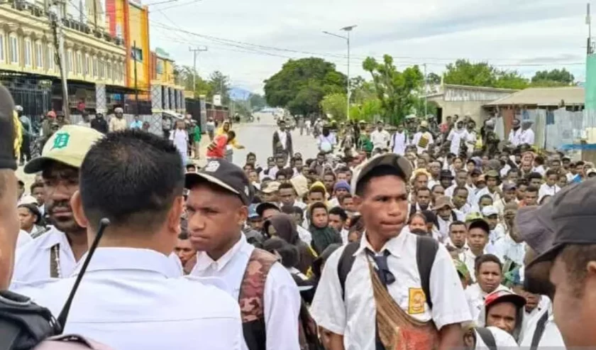 Aparat kepolisian sedang berdiskusi dengan para pelajar untuk tidak melanjutkan aksi demo terkait penolakan MB