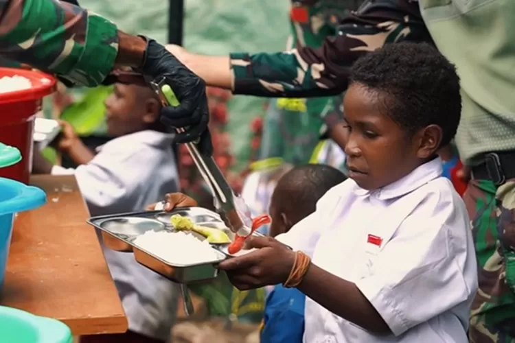 Siswa SDN Inpres Pogapa Intan Jaya Papua Tengah mendapat program Makan Bergizi Gratis. (Tangkapan layar video