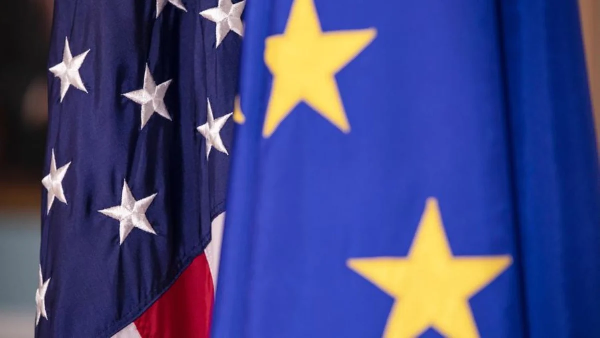 Bendera AS dan Uni Eropa (UE) (Photo by Samuel Corum/Getty Images)