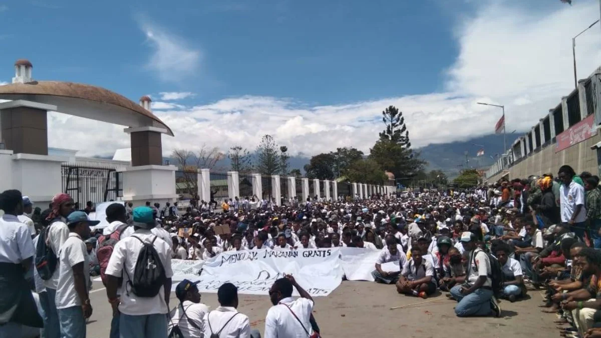 Aksi penolakan program Makan Bergizi Gratis (MBG) di Kawasan Waena Kota Jayapura, Papua, Senin (17/2/2025).