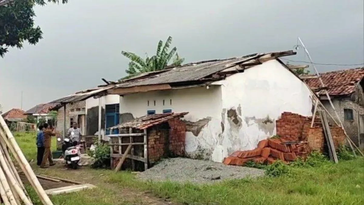 Hujan deras angin kencang menerjang permukiman warga di Blok Pahing, Desa Japura Lor, Kecamatan Pangenan, Kabu