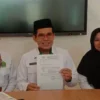 Kepala Sekolah MAN 1 Salatiga, Munawir menunjukkan surat undangan pengambilan ijazah. (Istimewa)