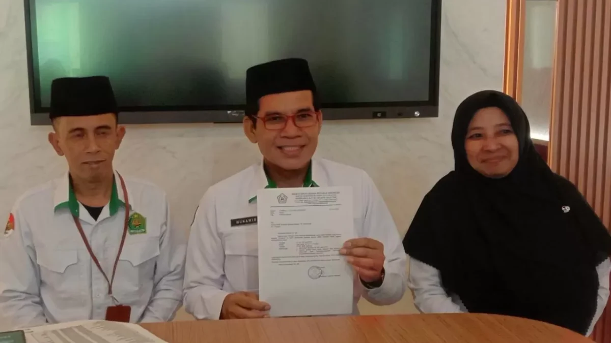 Kepala Sekolah MAN 1 Salatiga, Munawir menunjukkan surat undangan pengambilan ijazah. (Istimewa)